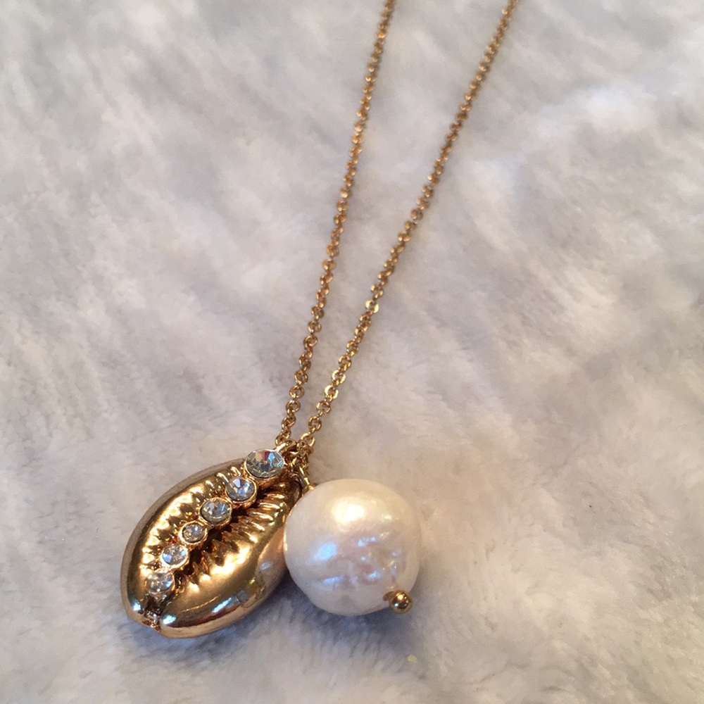 Pearl and Shell Pendant Necklace NWOT 20-23” gold alloy chain